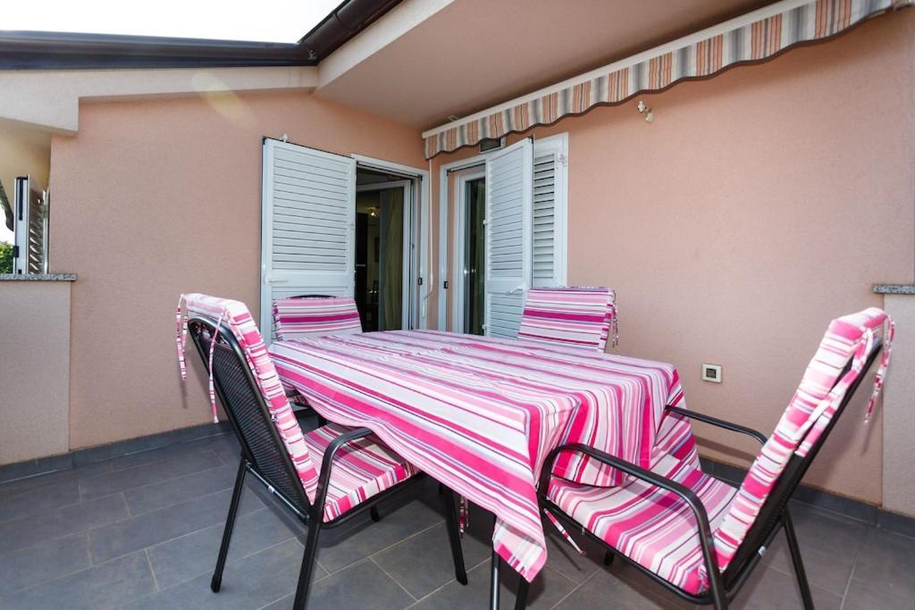 קרק Premium Apartment Near Center And Beach With Parking מראה חיצוני תמונה